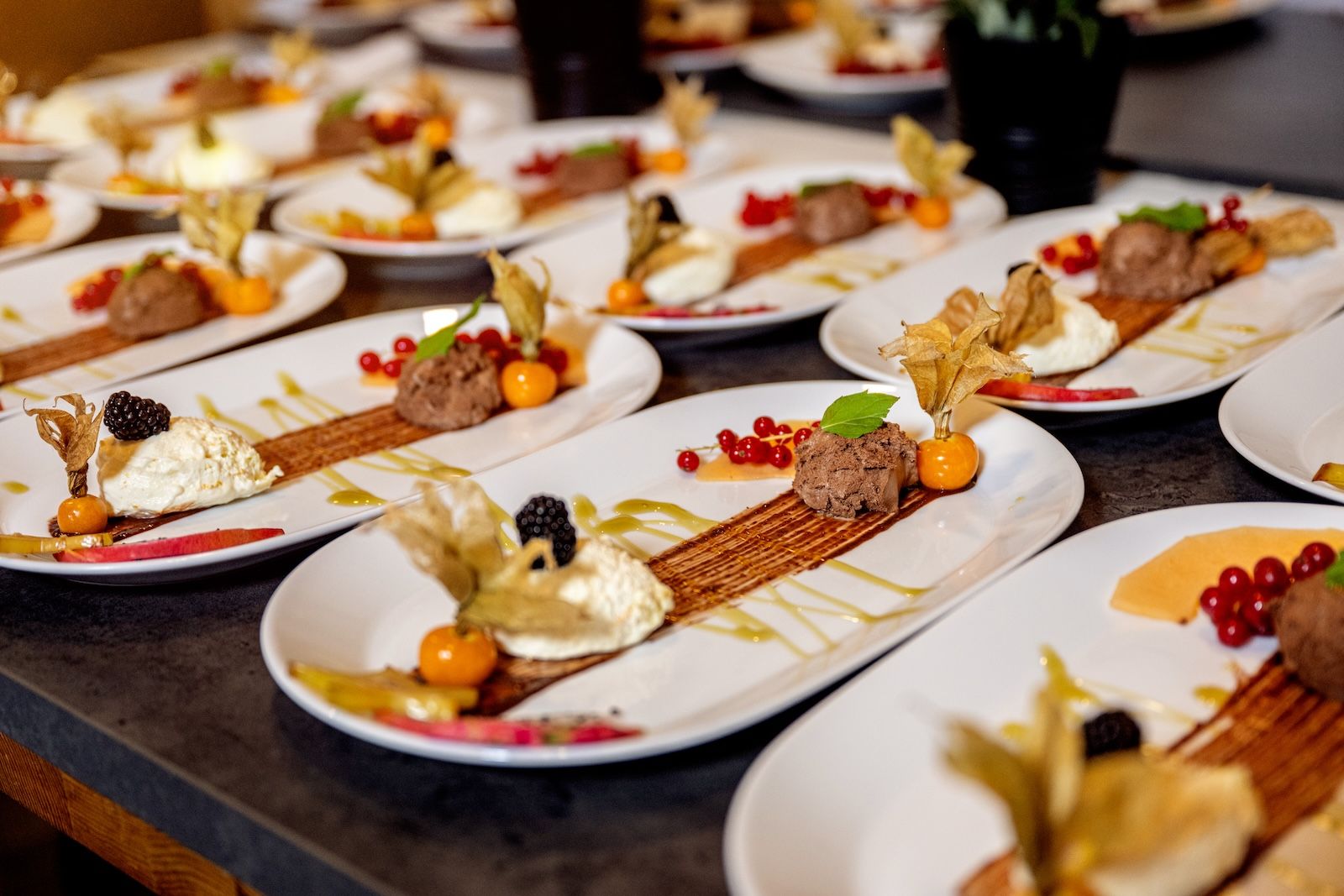 Fein angerichtetes Dessert mit Schokoladenmousse, Sahne und frischen Beeren beim Kochkurs in Frankfurt